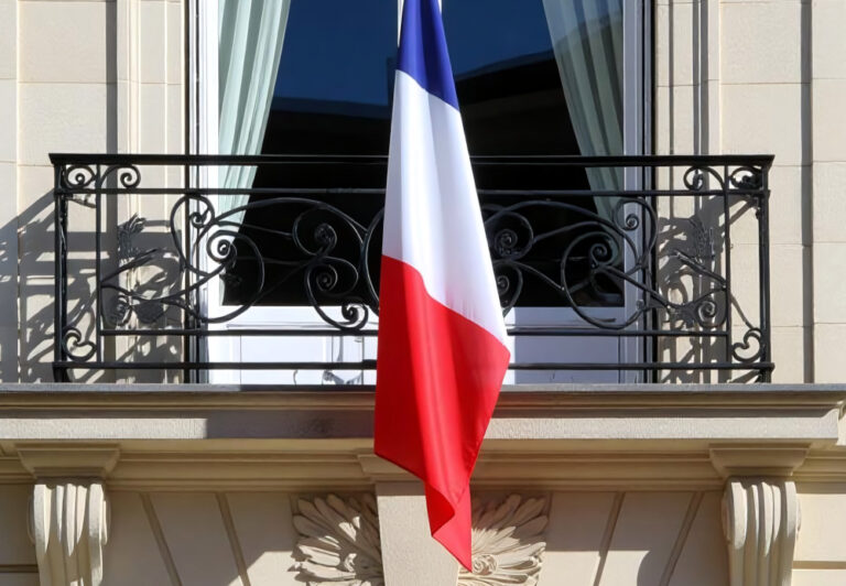 Macron powołał nowego premiera. To wieloletni sprzymierzeniec prezydenta Francji