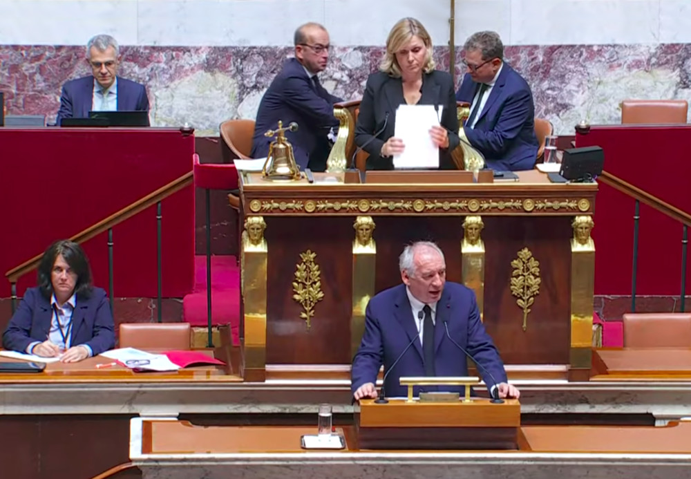 Debata w parlamencie, mówca przy mównicy - Bayrou.