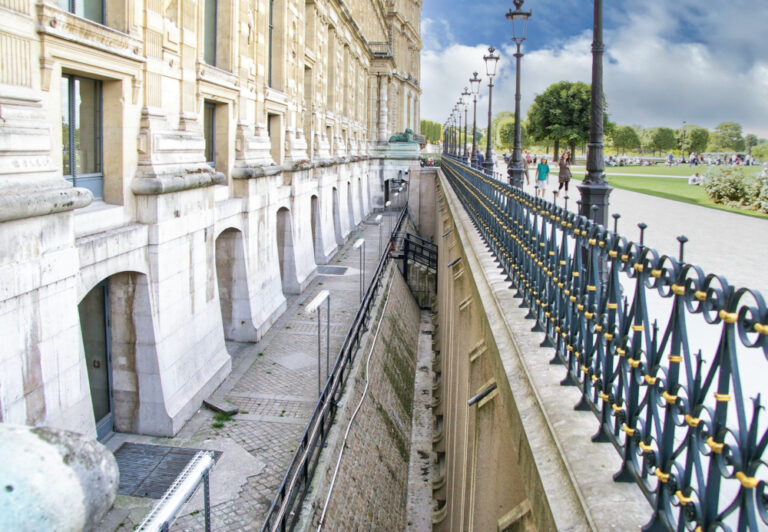 Zuchwała kradzież w paryskim Luwrze. Łupem padły klejnoty z kolekcji Napoleona