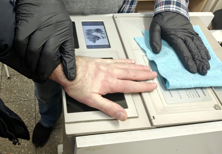 Policja zatrzymała trzech Ukrińców, u których wykryto urządzenia szpiegowskie i sprzęt crackerski