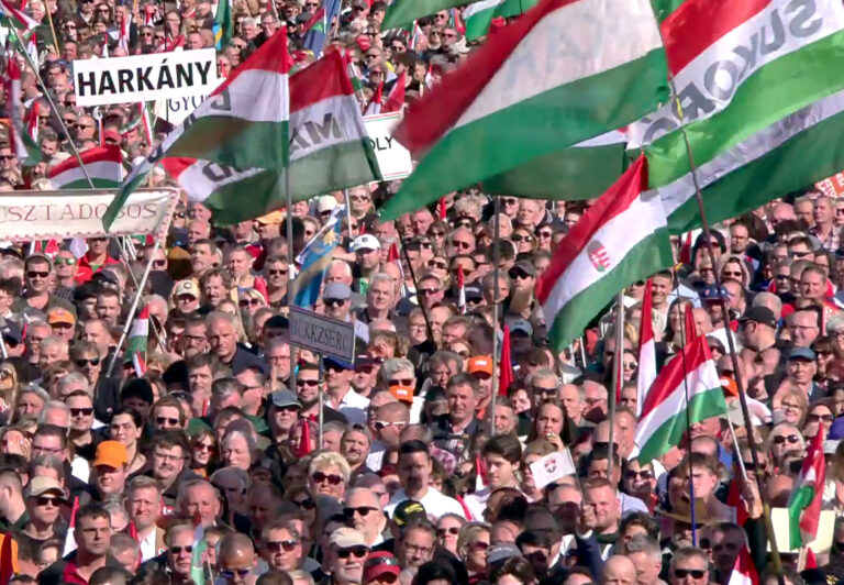 Marsz Pokoju w Budapeszcie. Demonstracja poparcia dla rządu i mocny przekaz Orbána