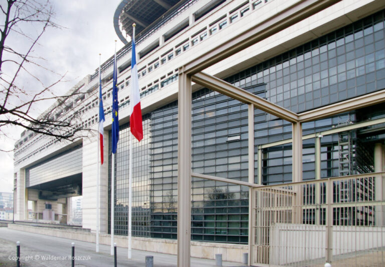 Francja bez budżetu. Kraj wstrzymuje oddech przed kolejną falą protestów
